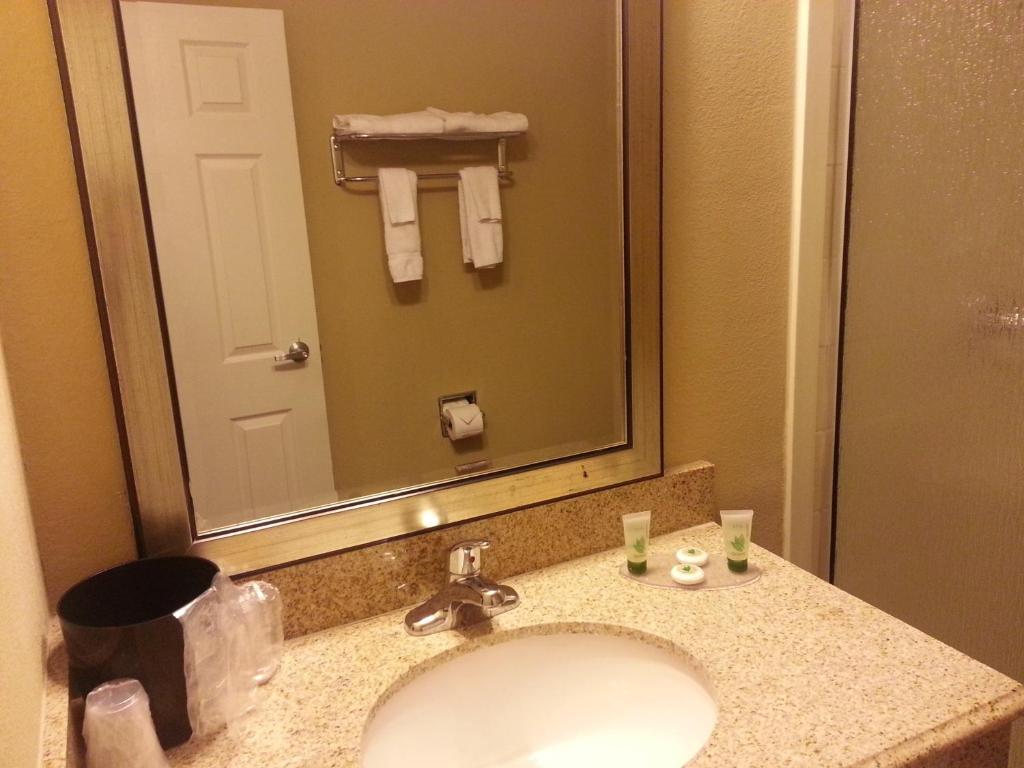 Howard Johnson By Wyndham Odessa Tx Rum bild